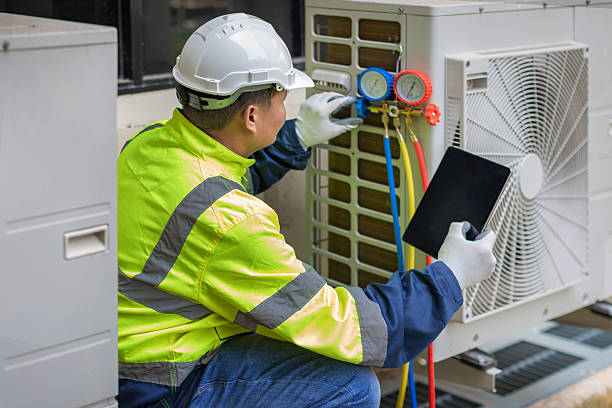 Professional Hvac technician working in Saint Clair Shores, MI